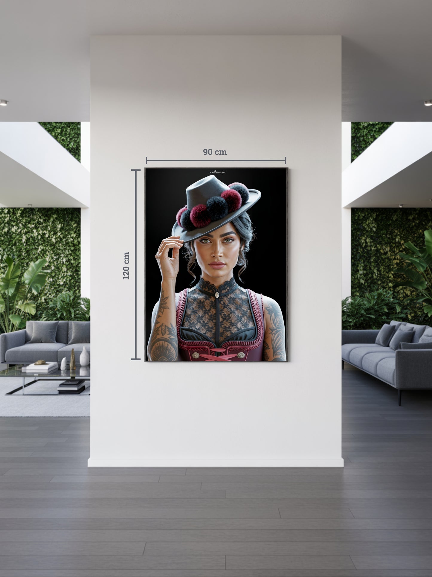 Helles Interieur mit Kunstwerk „Antonia“. Italienisch inspirierte Schwarzwald Kunst mit Bollenhut, moderne Black Forest Art für zeitloses Design.