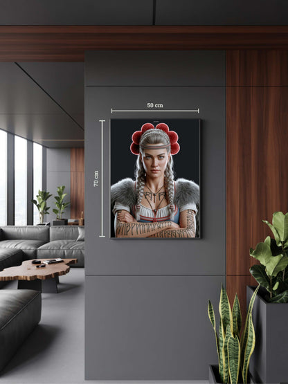 Modernes Interieur mit Kunstwerk „Yrsa“ (50x70 cm). Schwarzwald Kunst inspiriert von nordischer Mythologie, kombiniert mit Bollenhut und Black Forest Art Stil.