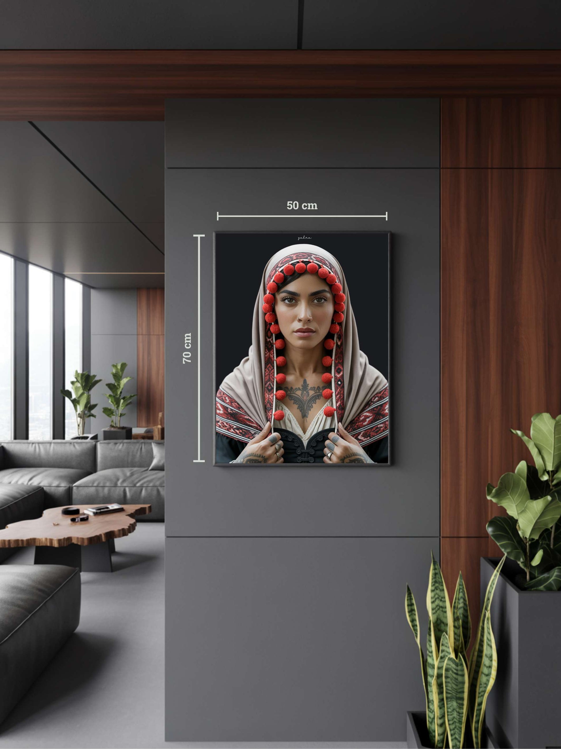 Modernes Interieur mit Kunstwerk „Zahra“. Marokkanisch inspirierte Schwarzwald Kunst mit Bollenhut, moderne Black Forest Art für zeitloses Design.